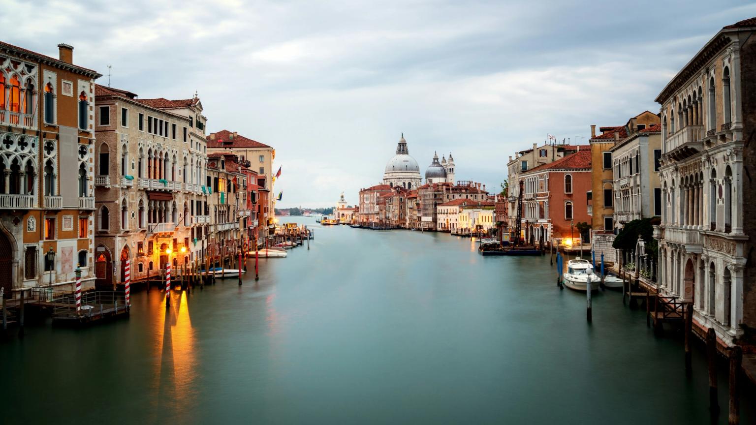 a view of the grand canal in venice at night
