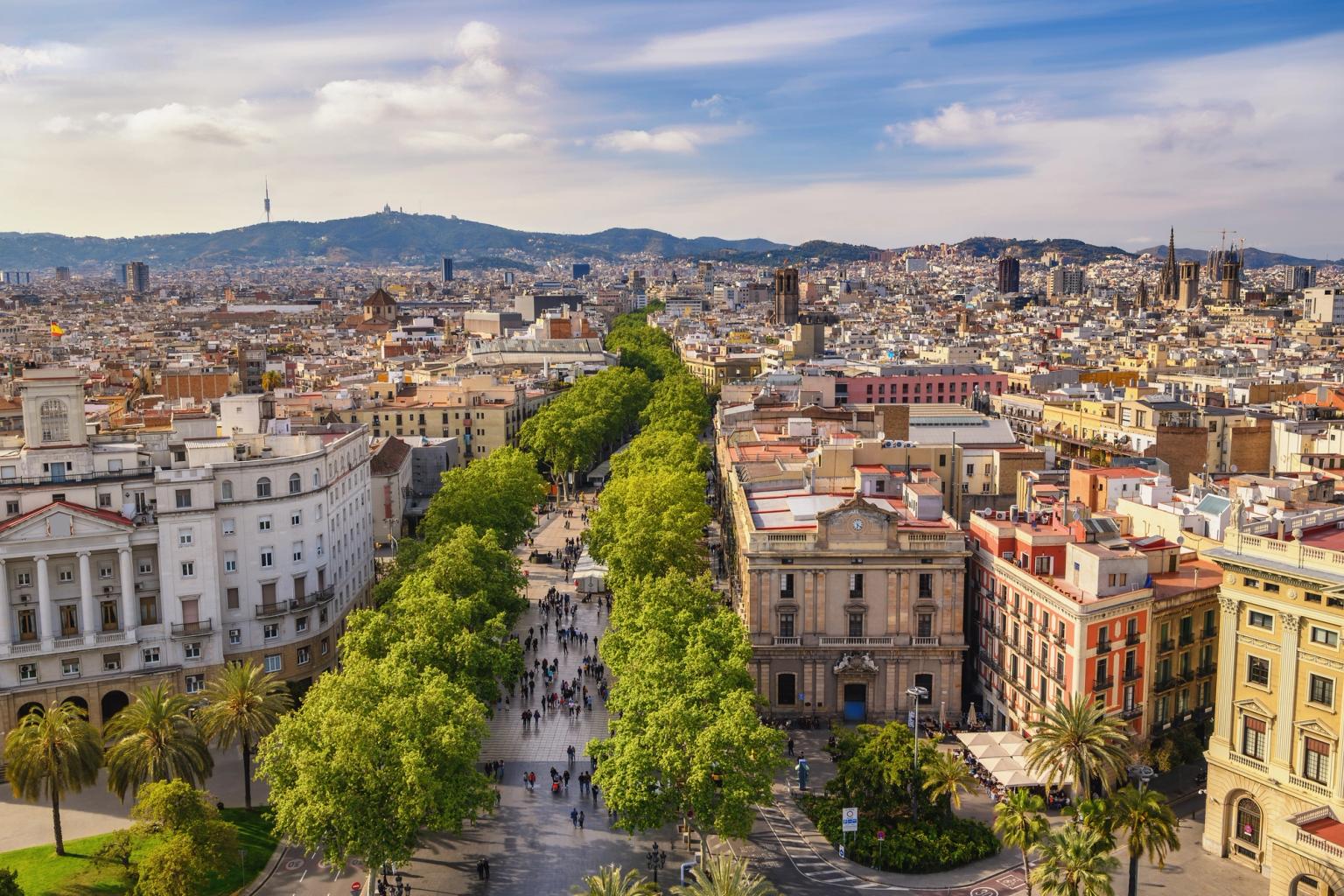 widok z lotu ptaka na Barcelonę z wieloma budynkami i drzewami.