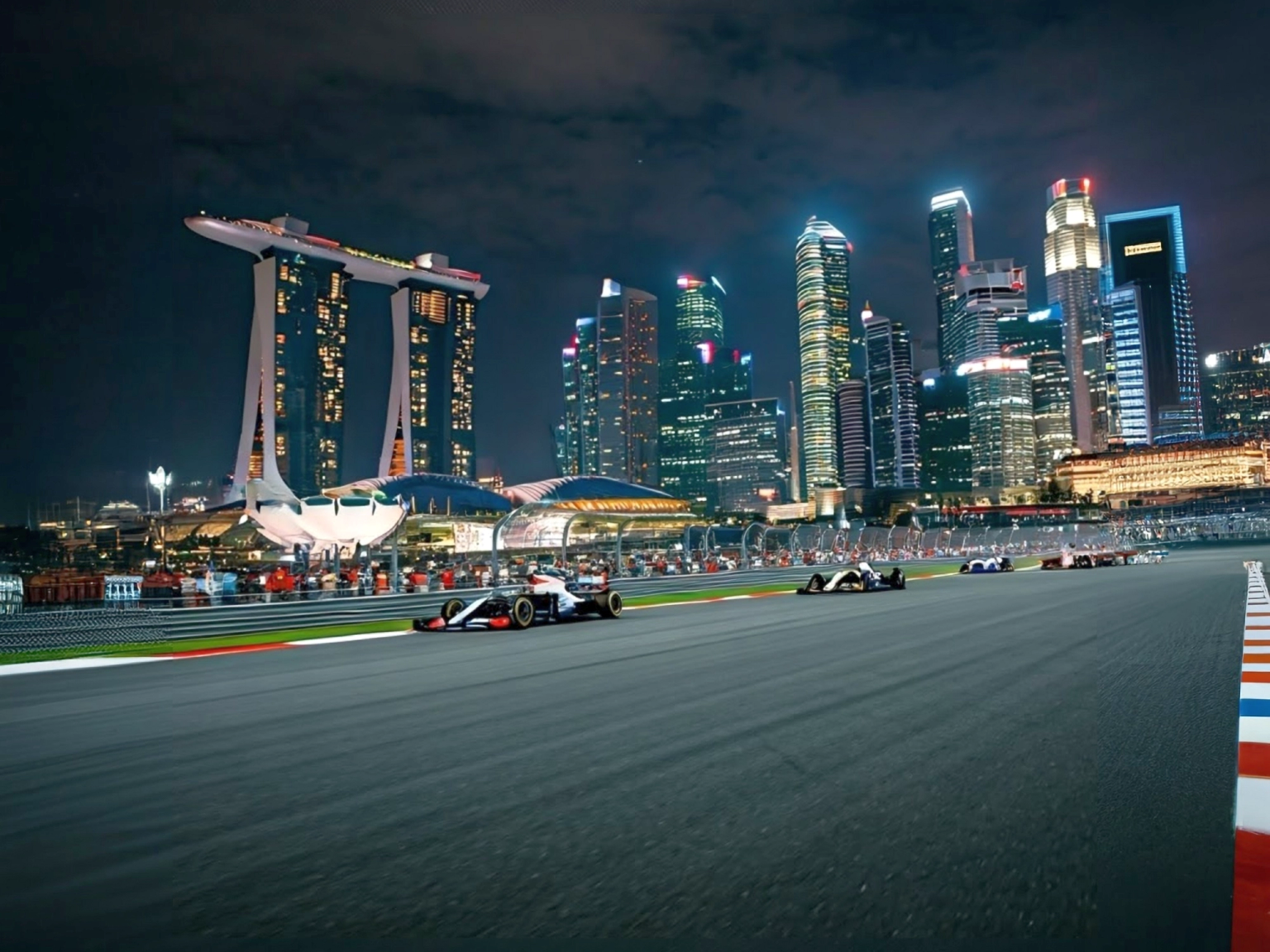 Egy neon stílusú illusztráció egy piros F1-es autóról, amely éjszaka a kivilágított szingapúri városkép mellett száguld el, a „SINGAPORE GRAND PRIX” felirattal.