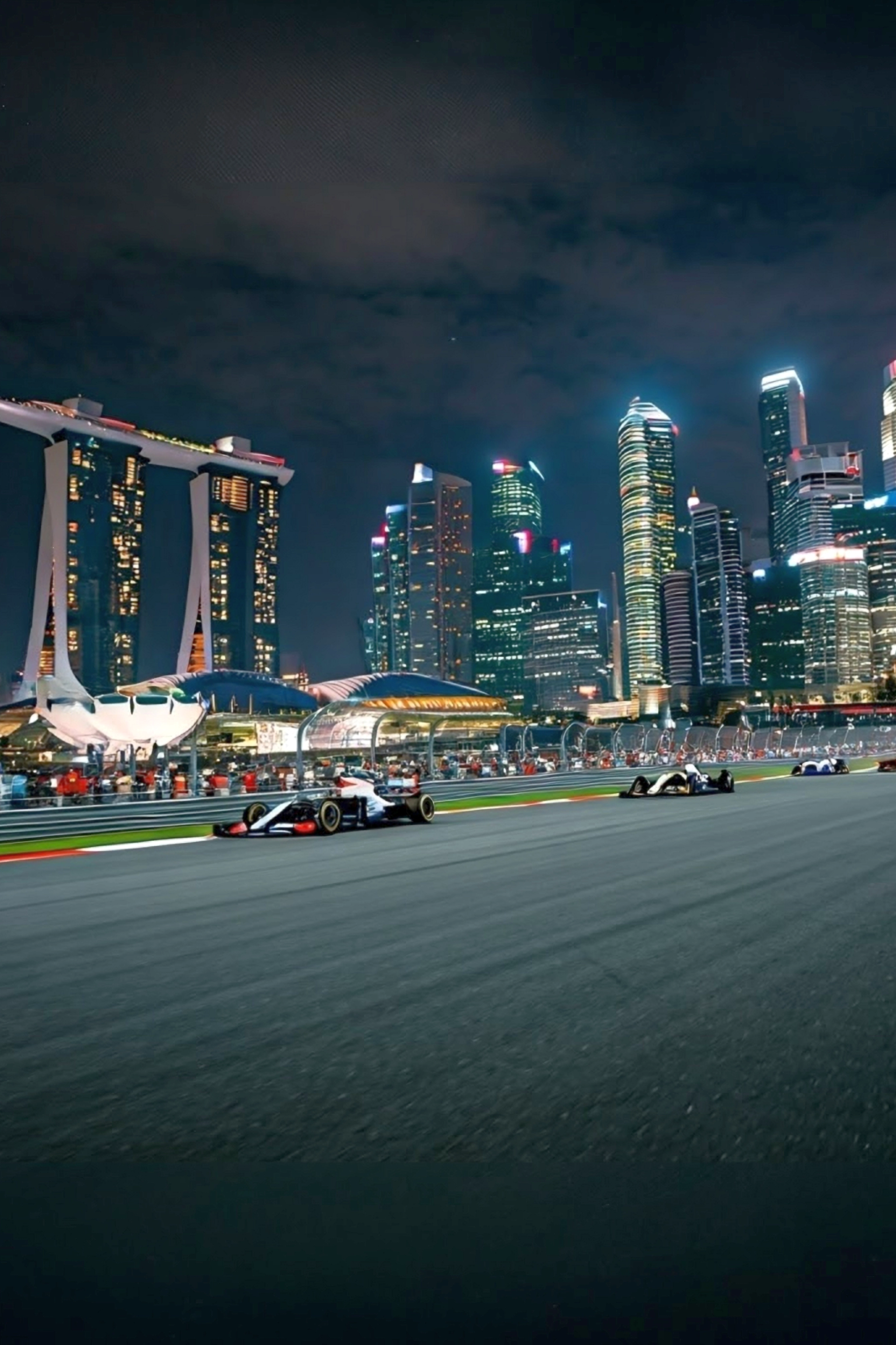 Egy neon stílusú illusztráció egy piros F1-es autóról, amely éjszaka a kivilágított szingapúri városkép mellett száguld el, a „SINGAPORE GRAND PRIX” felirattal.