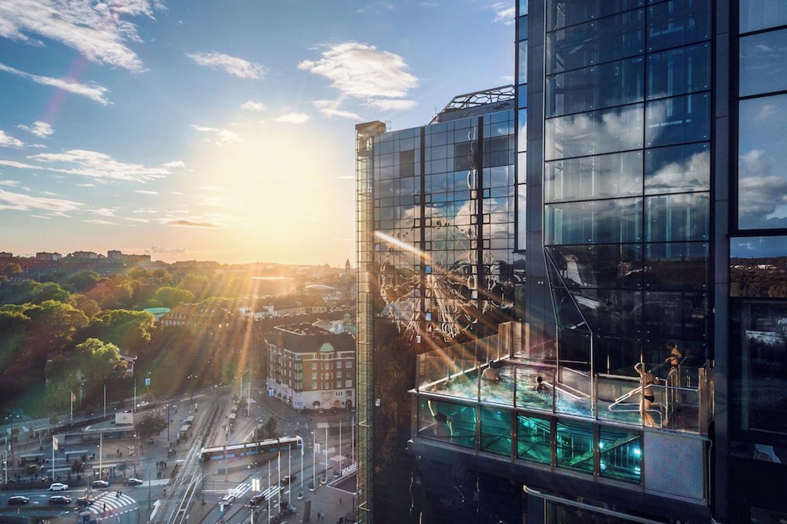 die Sonne scheint durch die Fenster eines hohen Gebäudes.