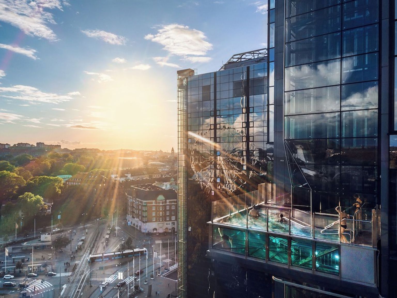 die Sonne scheint durch die Fenster eines hohen Gebäudes.