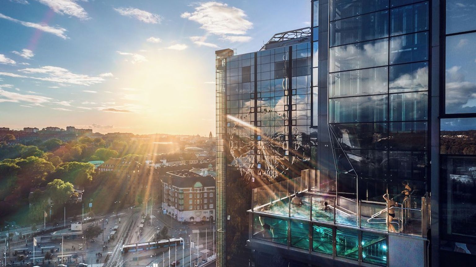 die Sonne scheint durch die Fenster eines hohen Gebäudes.