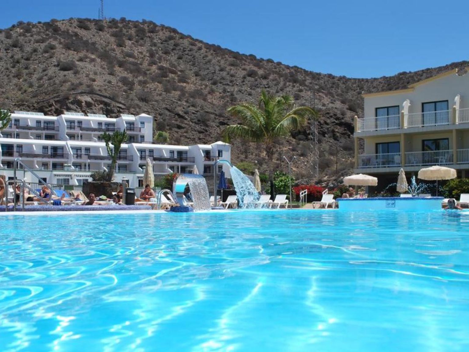 det er et stort svømmebasseng i midten av en resort