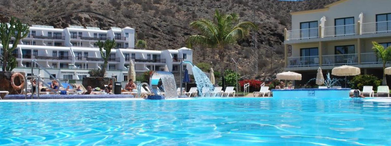 det er et stort svømmebasseng i midten av en resort