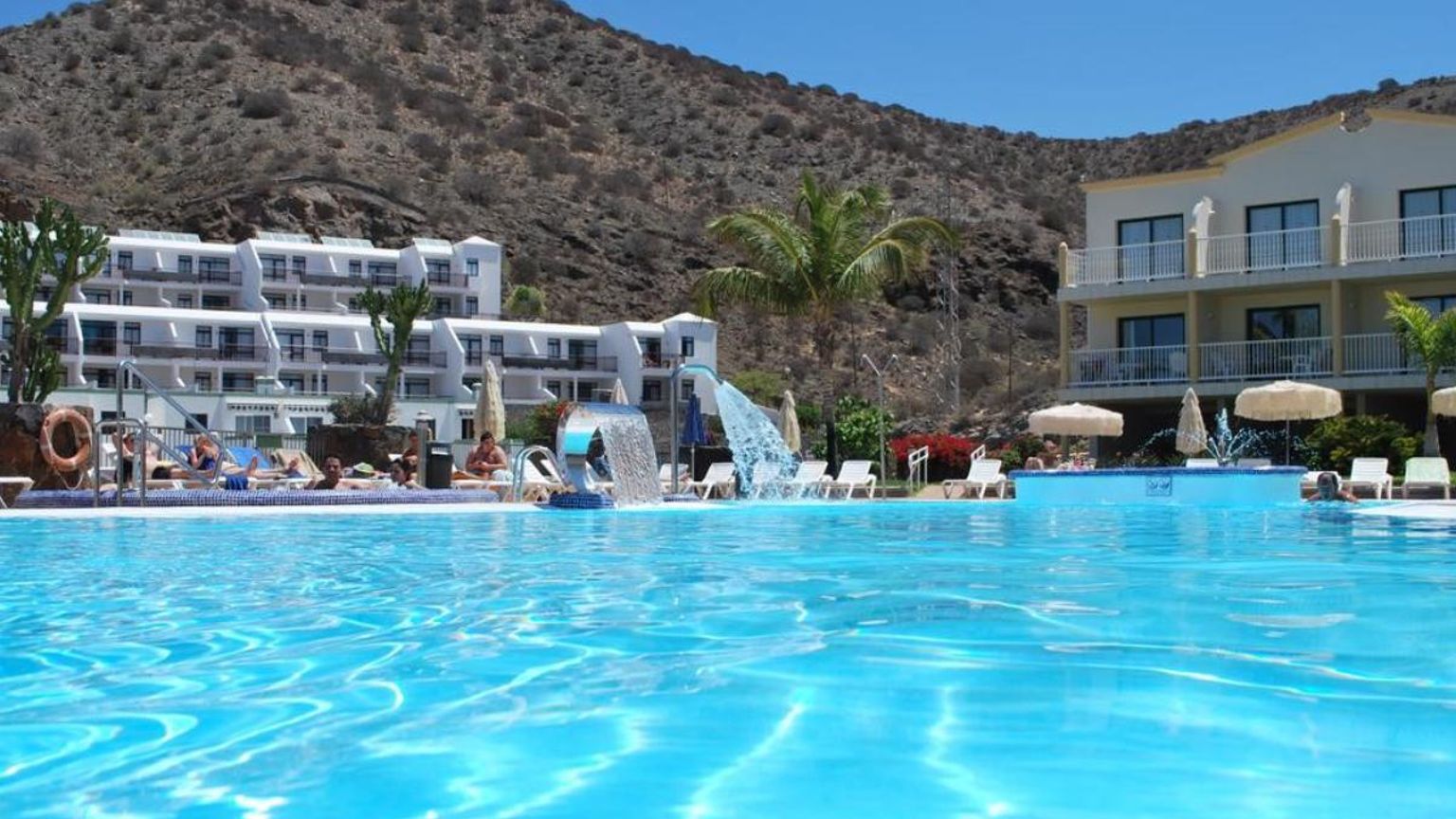 det er et stort svømmebasseng i midten av en resort