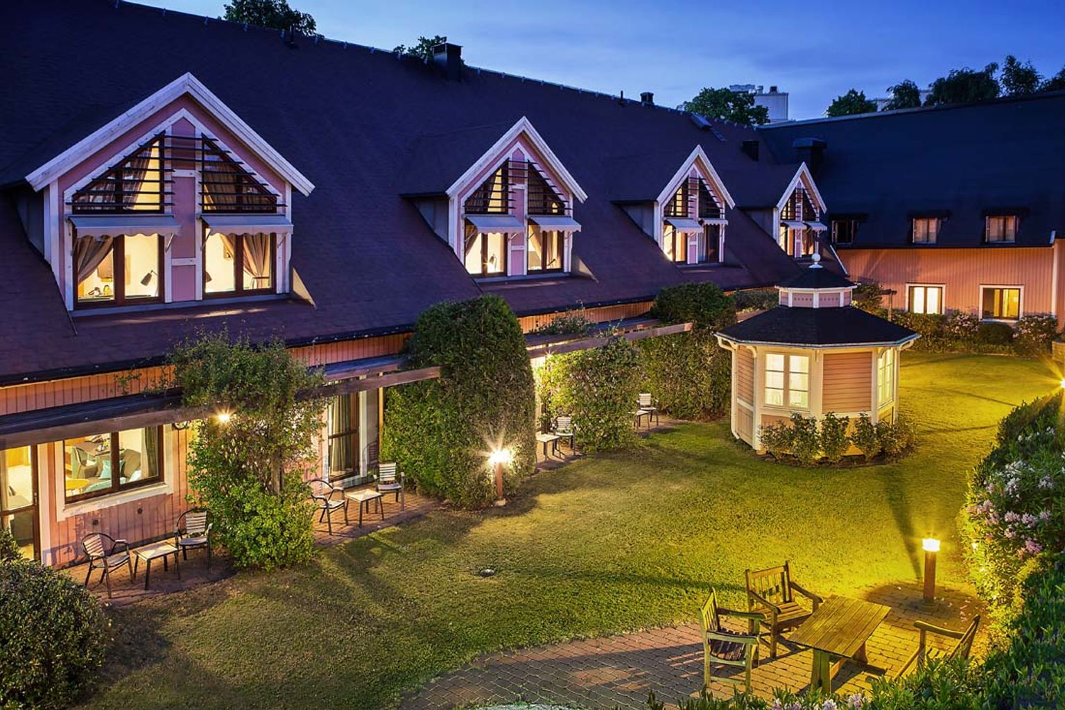 duży dom z altanką na tyłach w nocy