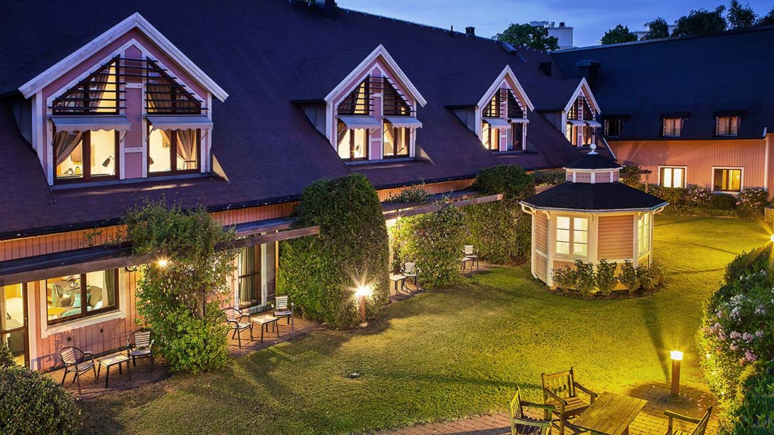 duży dom z altanką na tyłach w nocy