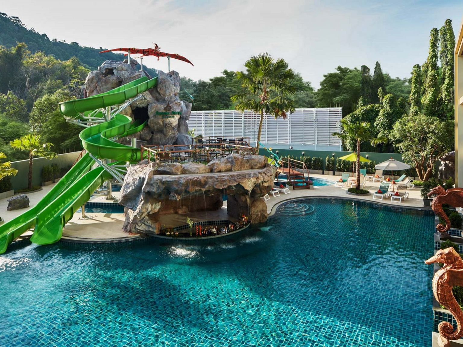 altaan keskellä on vesiliukumäki.