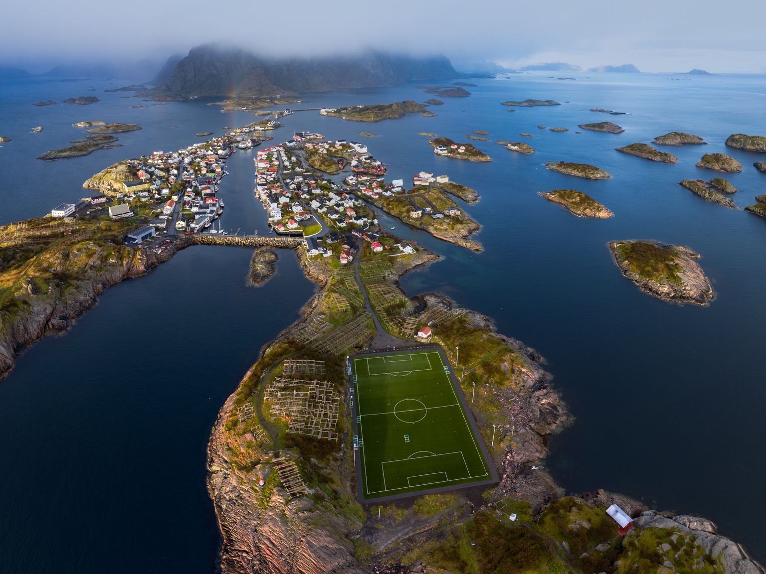 widok z lotu ptaka na boisko do piłki nożnej na małej wyspie pośrodku oceanu