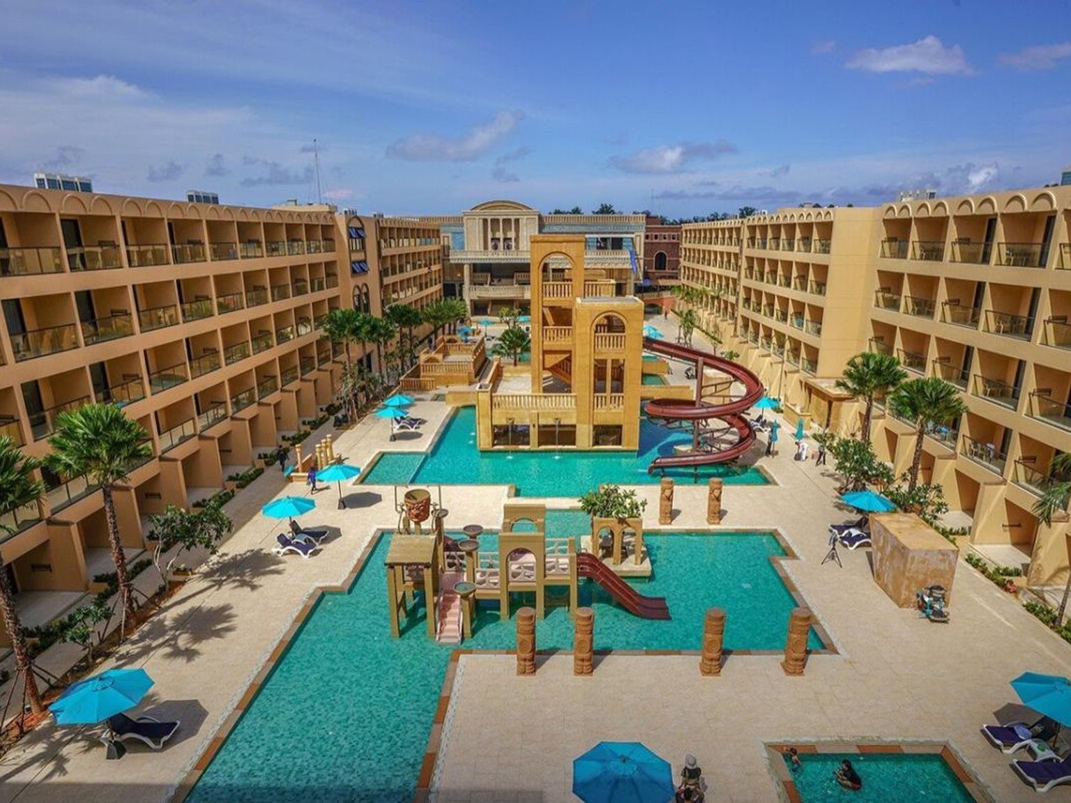 en luftig utsikt over et hotell med et stort basseng og vannsklie