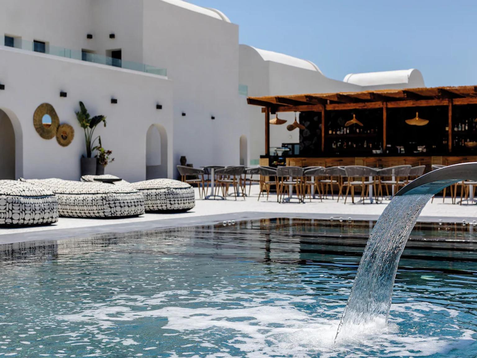 der er et vandfald midt i poolen.