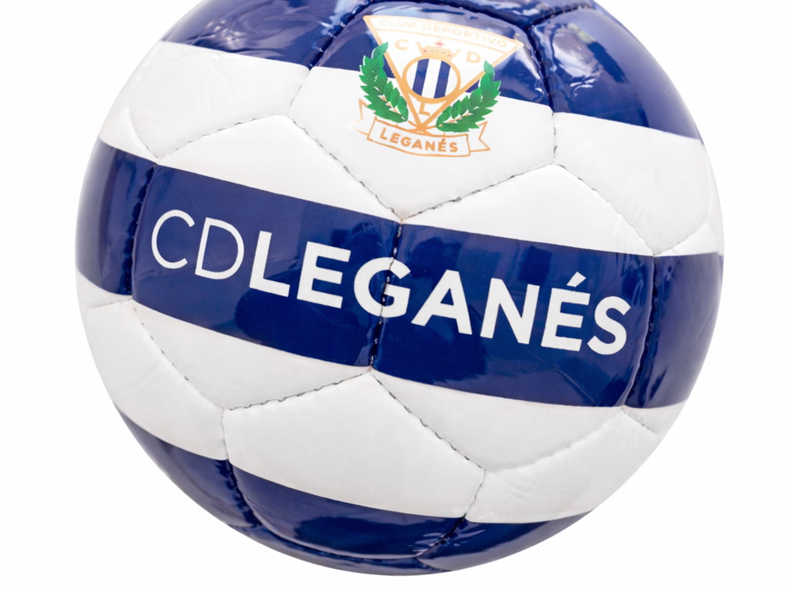 Uma bola de futebol branca e azul às riscas com o logótipo e o nome do CD Leganés.