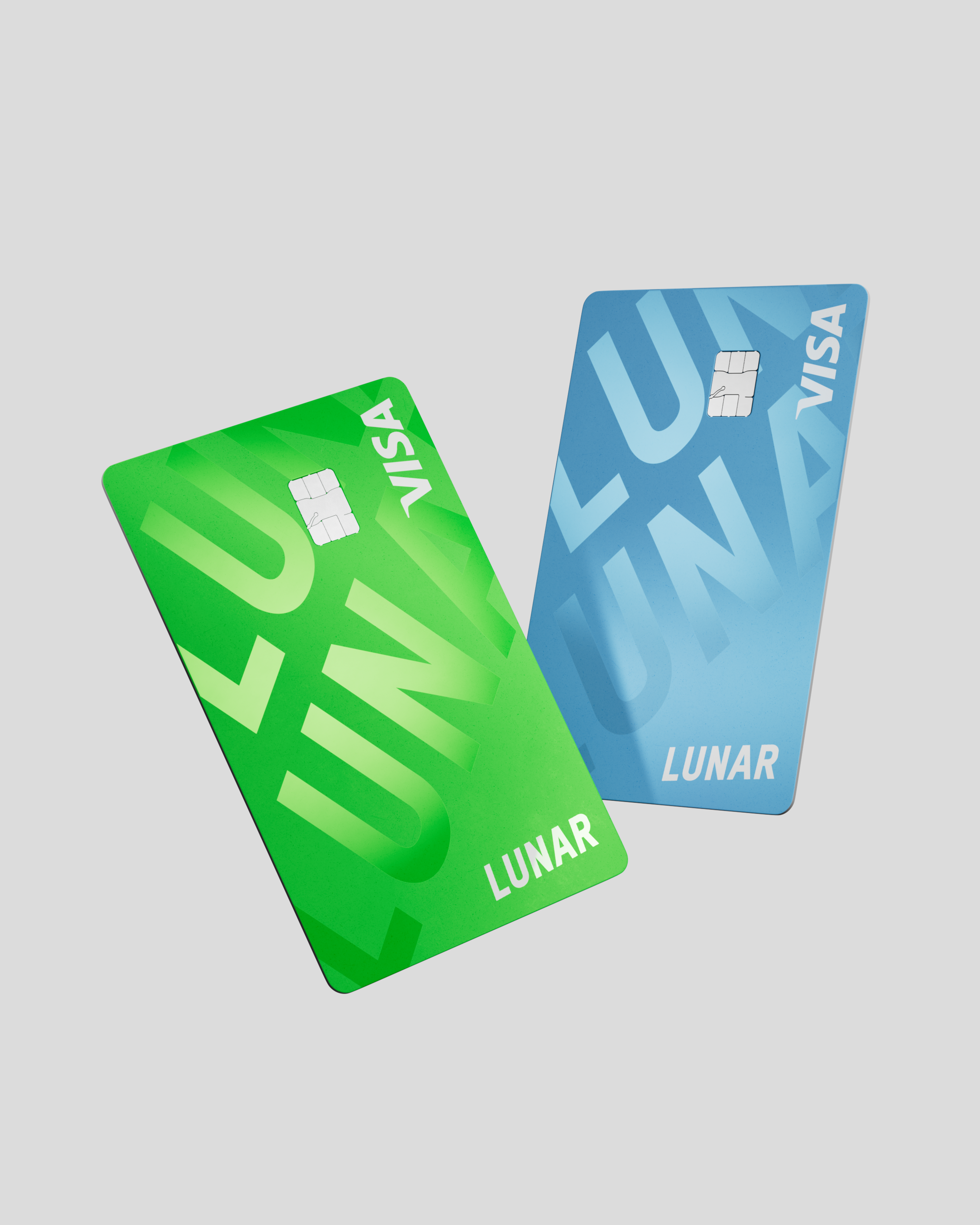 Ett ljusgrönt och ett ljusblått Lunar Visa-kort, båda med ett stort logotypmönster, visas svävande från en vinkel.