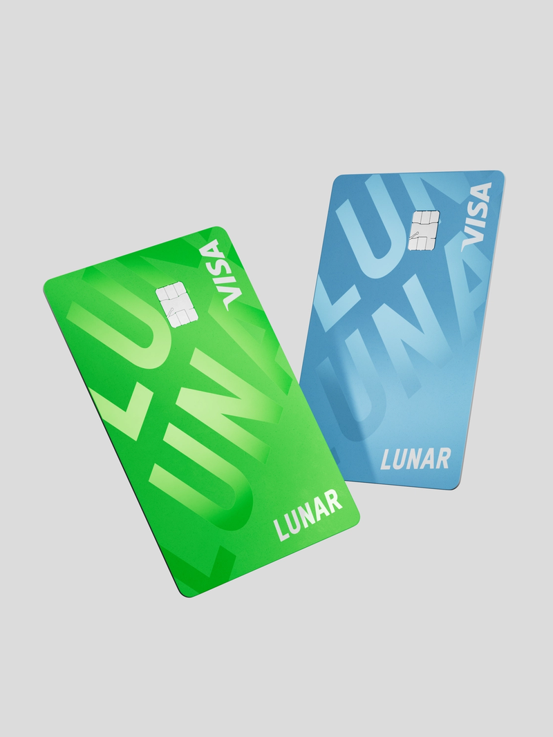 Et lysegrønt og et lyseblåt Lunar Visa-kort, begge med et stort logomønster, vises svævende fra en vinkel.