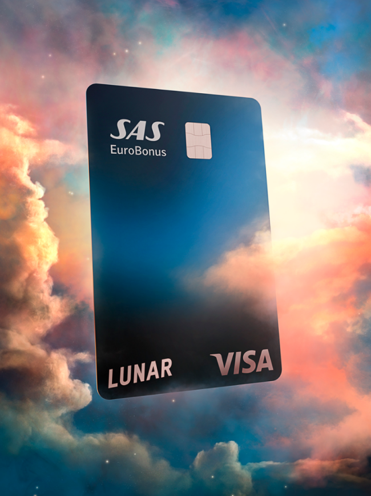 Ett Lunar SAS EuroBonus Visa-kort som svävar bland färgglada, drömlika moln under en stjärnklar natthimmel.