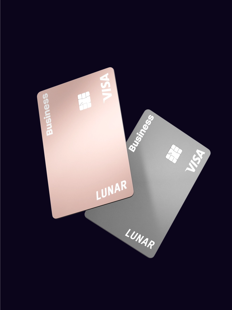 To Lunar Business Visa-kort, et i metallisk rosaguld og et i sølv, vist svævende mod en mørk baggrund.
