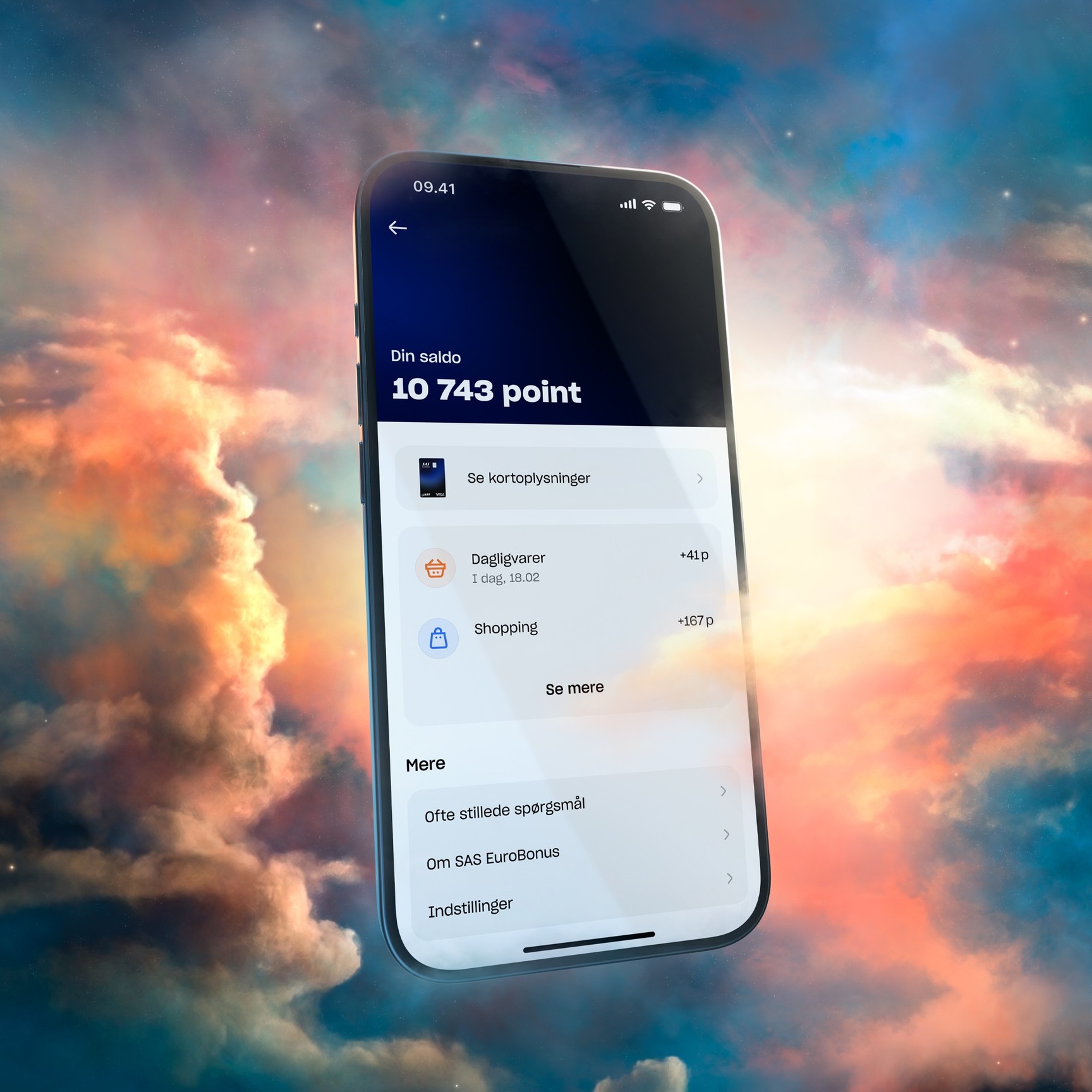 En smartphone, der viser Lunar-appens SAS EuroBonus-skærm med en pointsaldo og de seneste transaktioner. Telefonen svæver foran en farverig, skyet himmel.