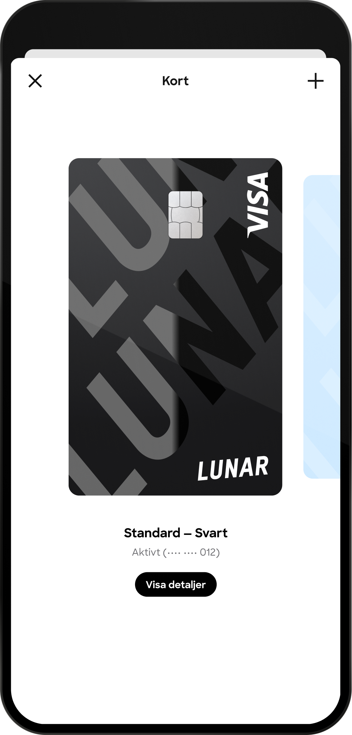 En mobiltelefon visar ett digitalt svart Lunar Visa-kort, medan ett fysiskt ljusblått Lunar-kort visas bredvid, vilket illustrerar både virtuella och fysiska kortalternativ.