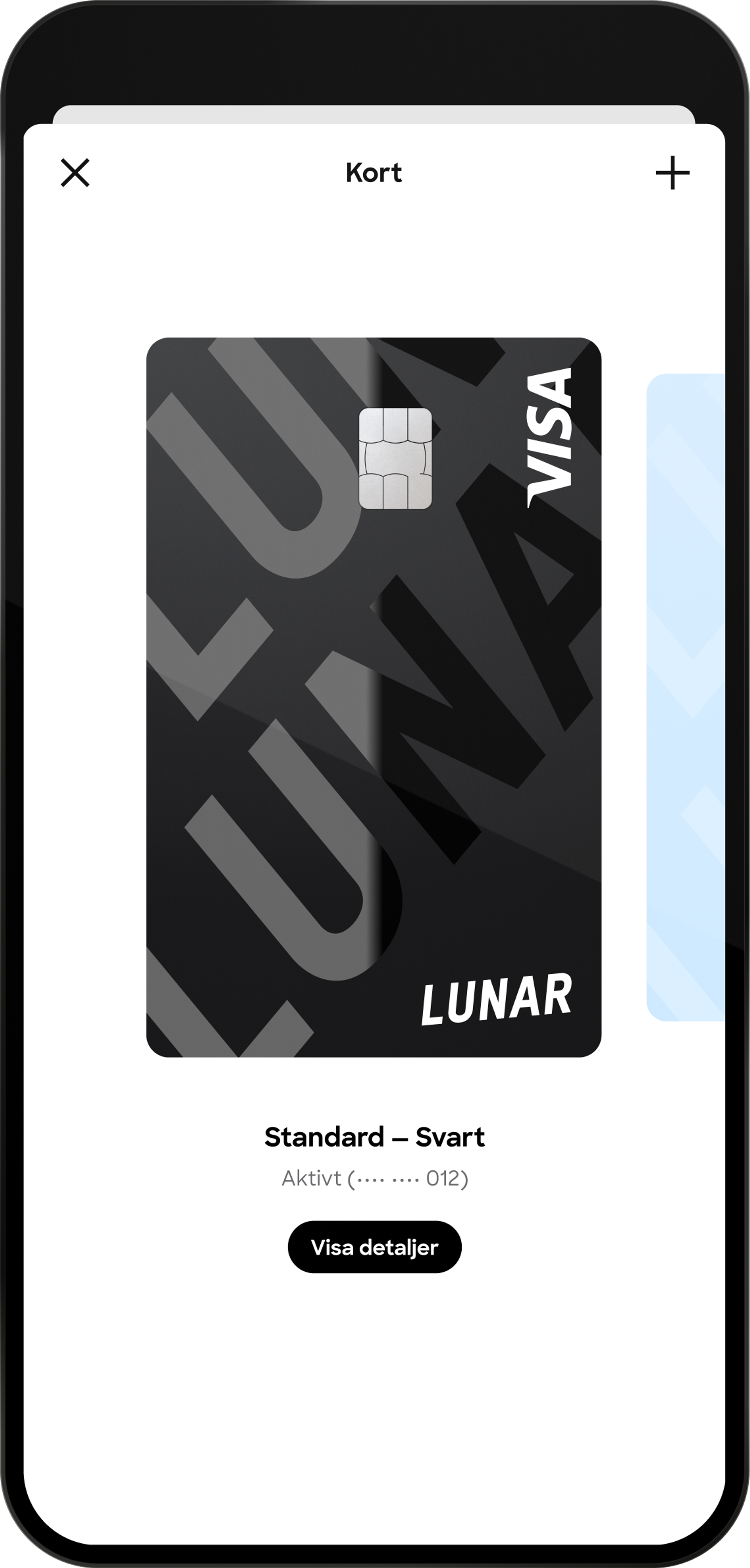 En mobiltelefon visar ett digitalt svart Lunar Visa-kort, medan ett fysiskt ljusblått Lunar-kort visas bredvid, vilket illustrerar både virtuella och fysiska kortalternativ.