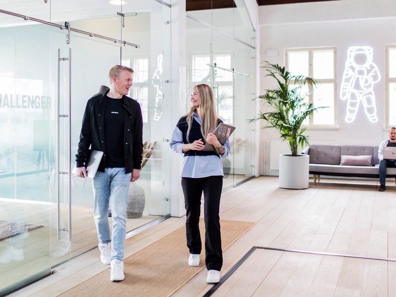 Lunar kontor walking employee