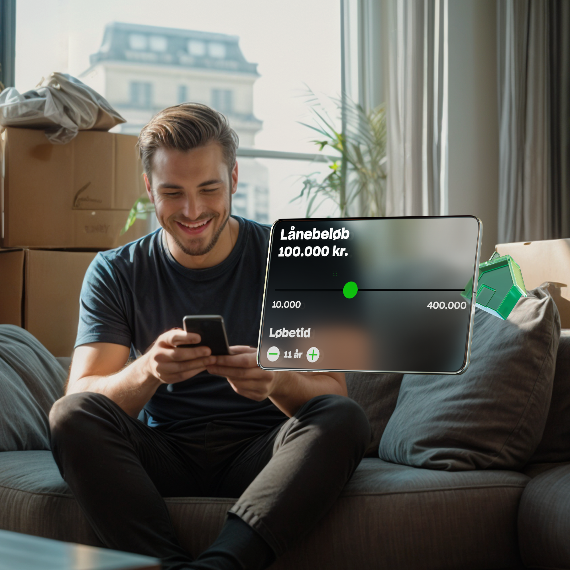 En mand sidder i en sofa omgivet af flyttekasser og smiler, mens han bruger sin telefon. En futuristisk låneansøgnings-grænseflade svæver foran ham og viser et lån på 100.000 kr.