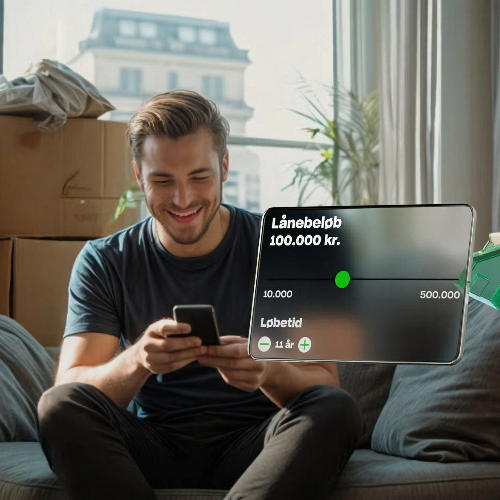 En mand sidder i en sofa omgivet af flyttekasser og smiler, mens han bruger sin telefon. En futuristisk låneansøgnings-grænseflade svæver foran ham og viser et lån på 100.000 kr.