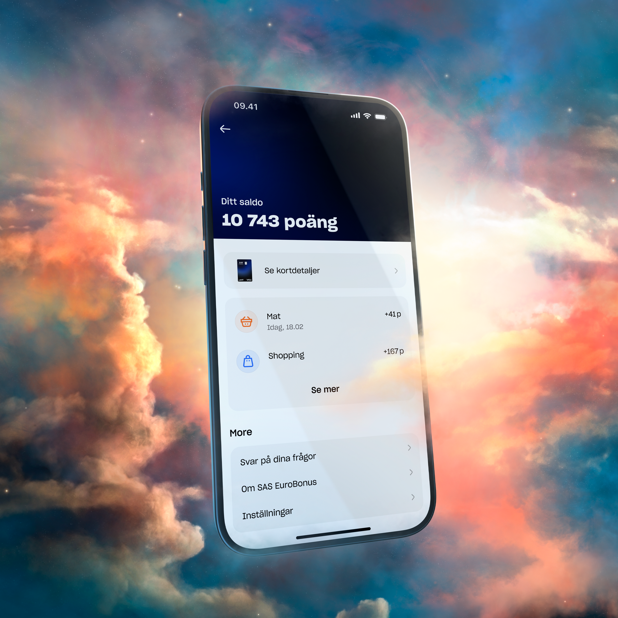En smartphone som visar Lunar-appens SAS EuroBonus-skärm med ett poängsaldo och de senaste transaktionerna. Telefonen svävar framför en färgstark, molnig himmel.