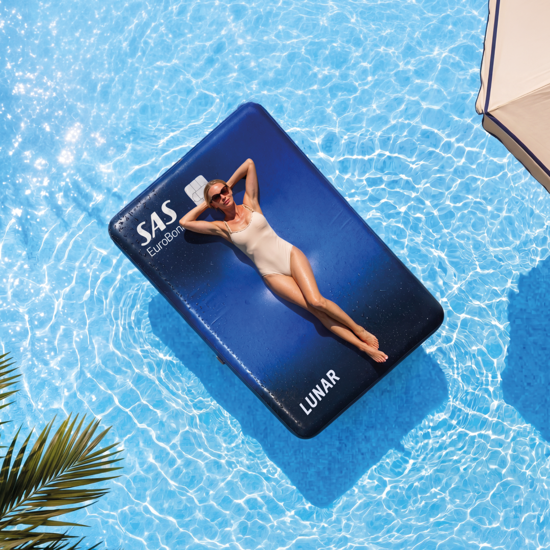 LUNAR_SUM25_WEB_PROPOSITION_IMG_WOMAN_ON_POOL