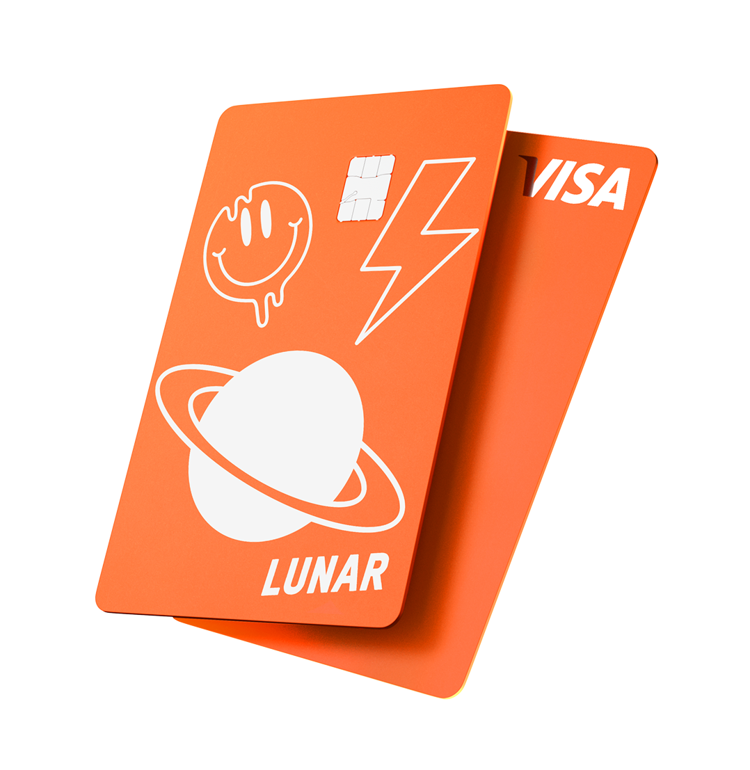 To oransje Lunar Visa-kort, der det øverste kortet er dekorert med lekne hvite ikoner av et smeltende smilefjes, et lyn og en planet.