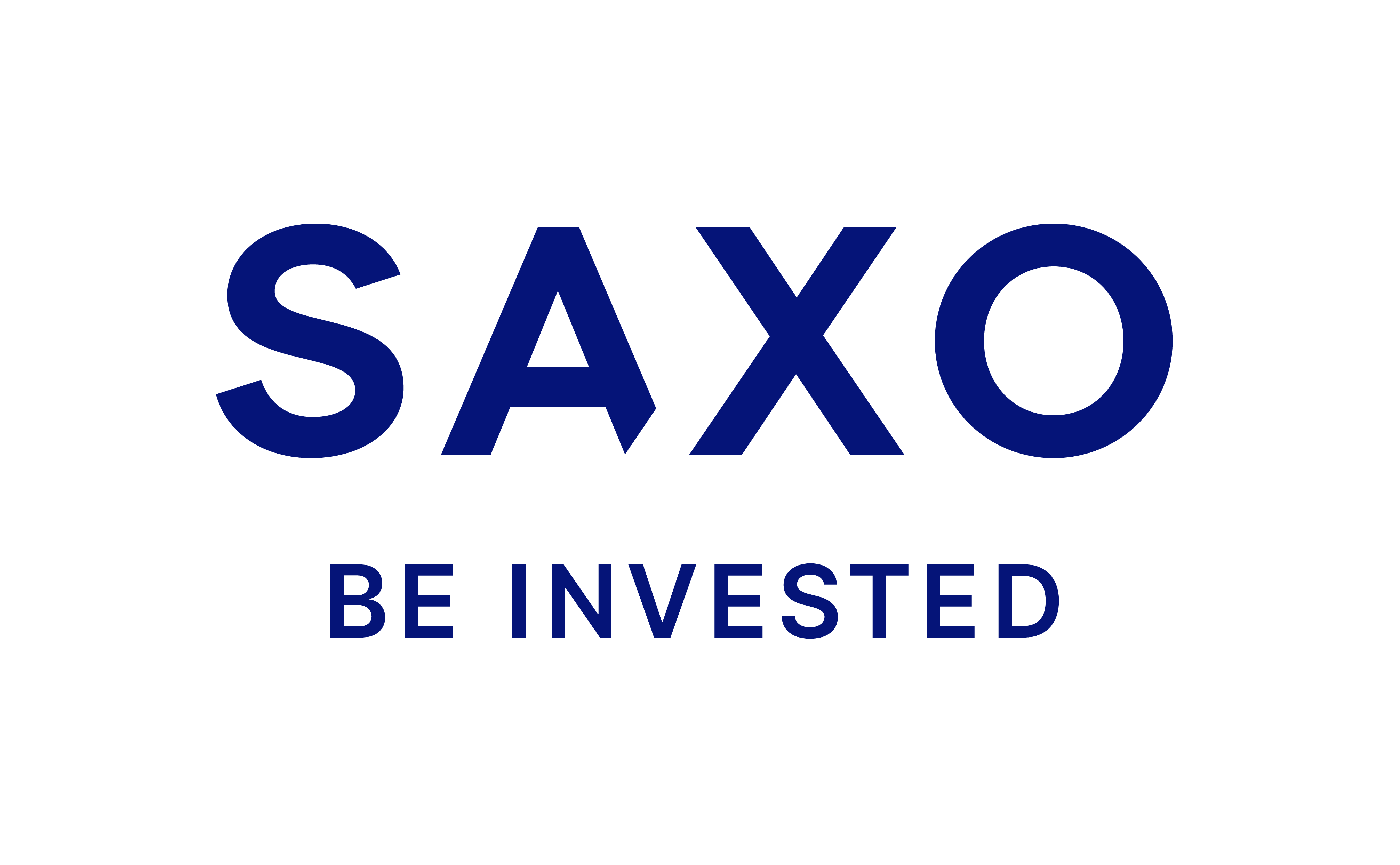 Saxo Bank-logoen, som viser ordet "SAXO" i mørkeblått med slagordet "BE INVESTED" under.