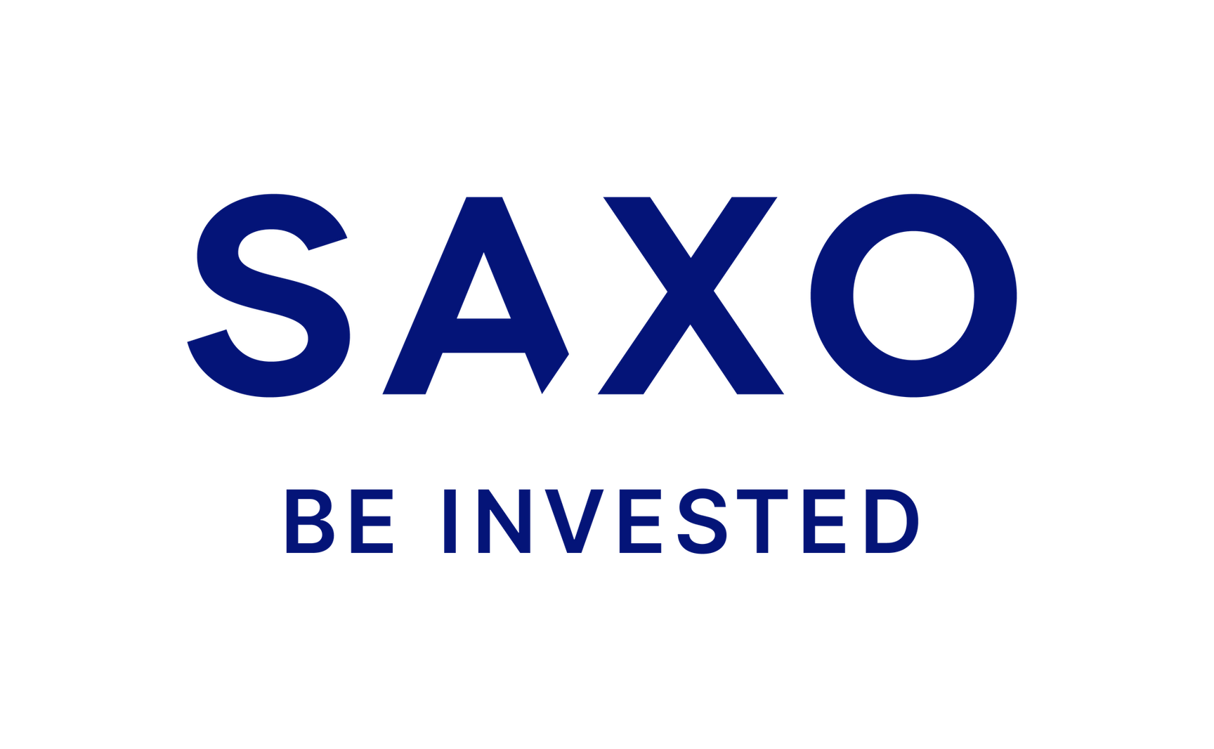 Saxo Bank-logoen, som viser ordet "SAXO" i mørkeblått med slagordet "BE INVESTED" under.