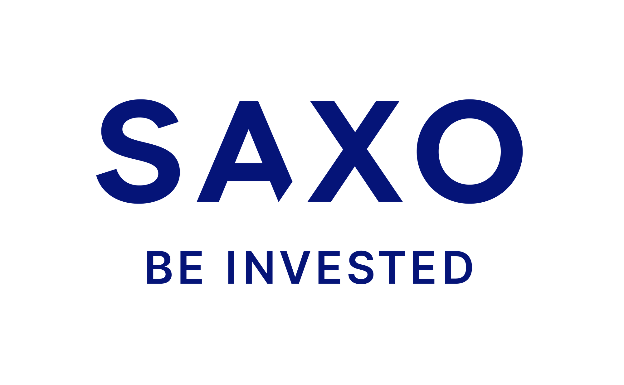 Saxo Bank-logoen, som viser ordet "SAXO" i mørkeblått med slagordet "BE INVESTED" under.