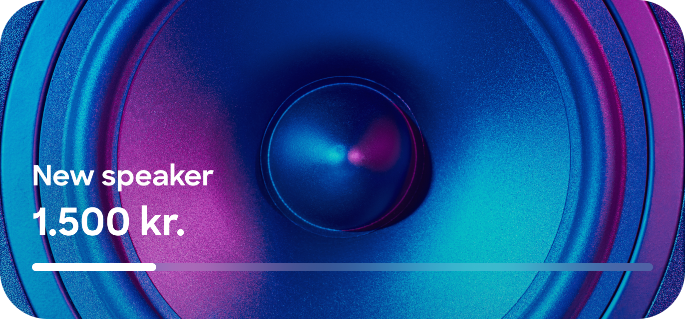 Et sparemål for en "New speaker" til 1.500 kr. vist over et farverigt nærbillede af en højttaler, med en delvist fyldt statuslinje nedenunder.