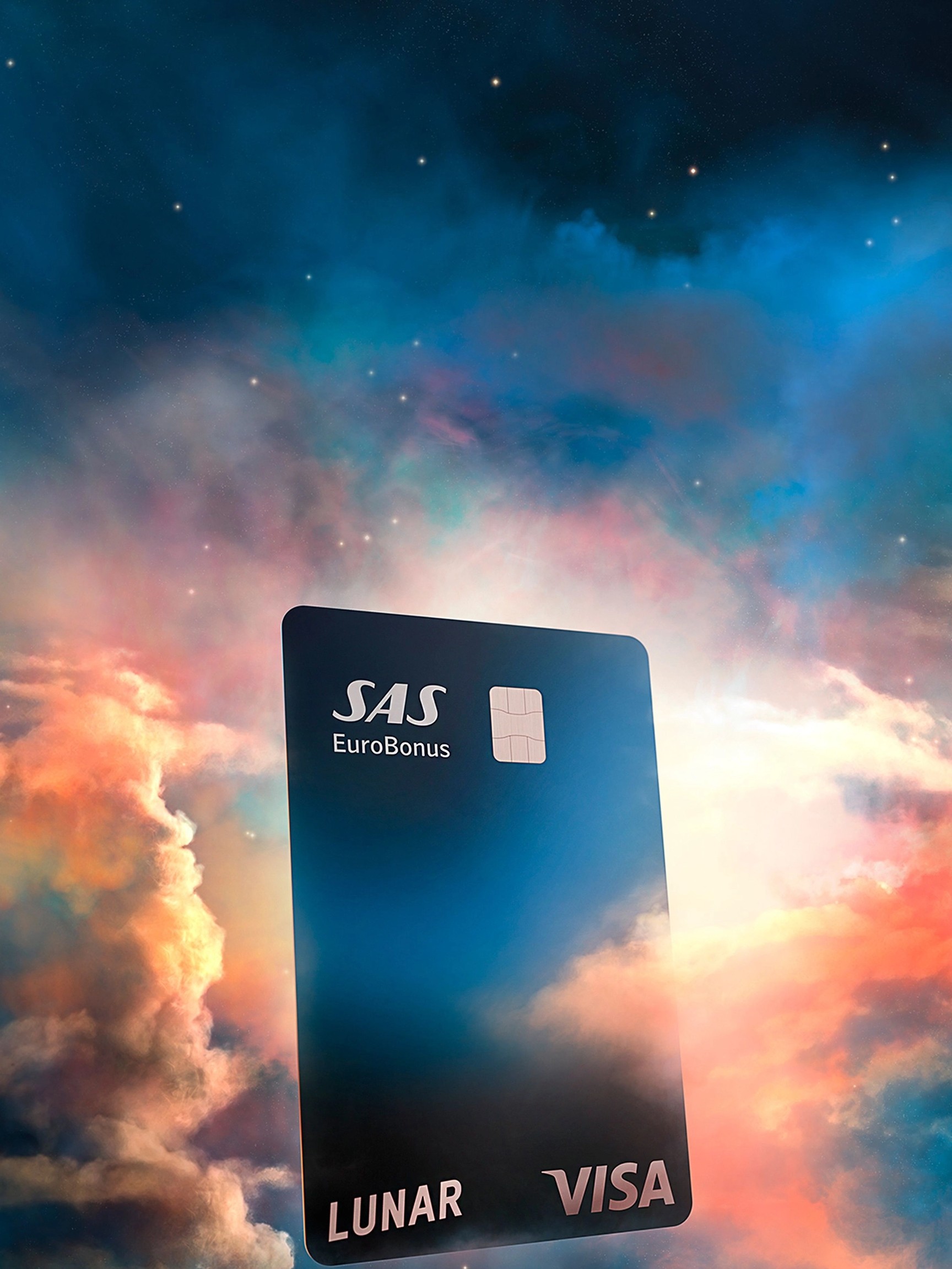 Et Lunar SAS EuroBonus Visa-kort, der svæver blandt farverige, drømmeagtige skyer under en stjerneklar nattehimmel.