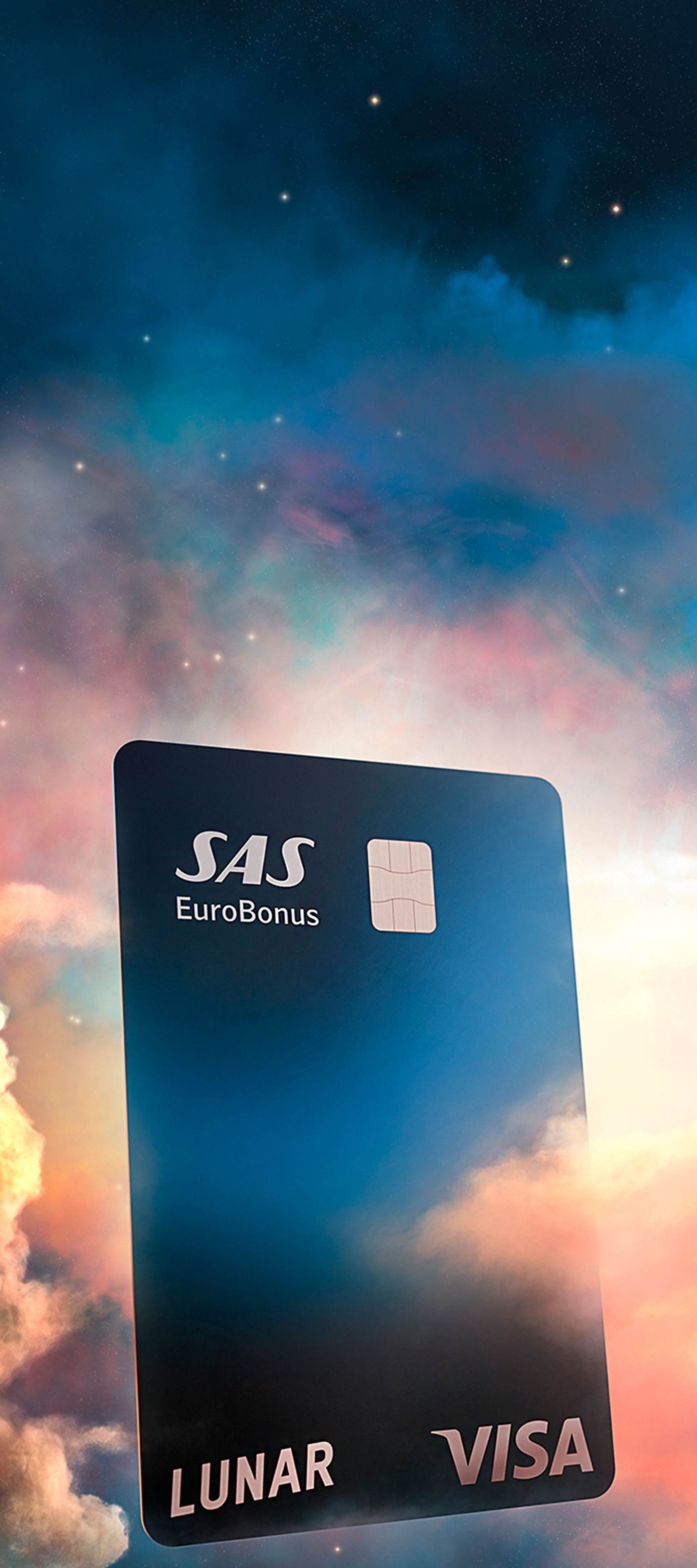 Lunar SAS EuroBonus Visa-kortet, der svæver horisontalt blandt farverige, drømmeagtige skyer under en stjernehimmel.