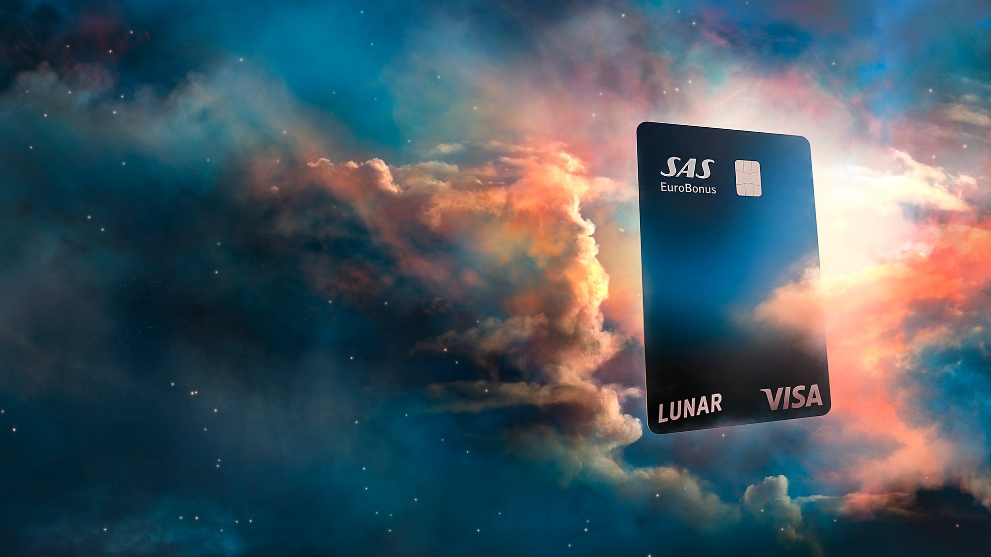 Et Lunar SAS EuroBonus Visa-kort, der svæver blandt farverige, drømmeagtige skyer under en stjerneklar nattehimmel.