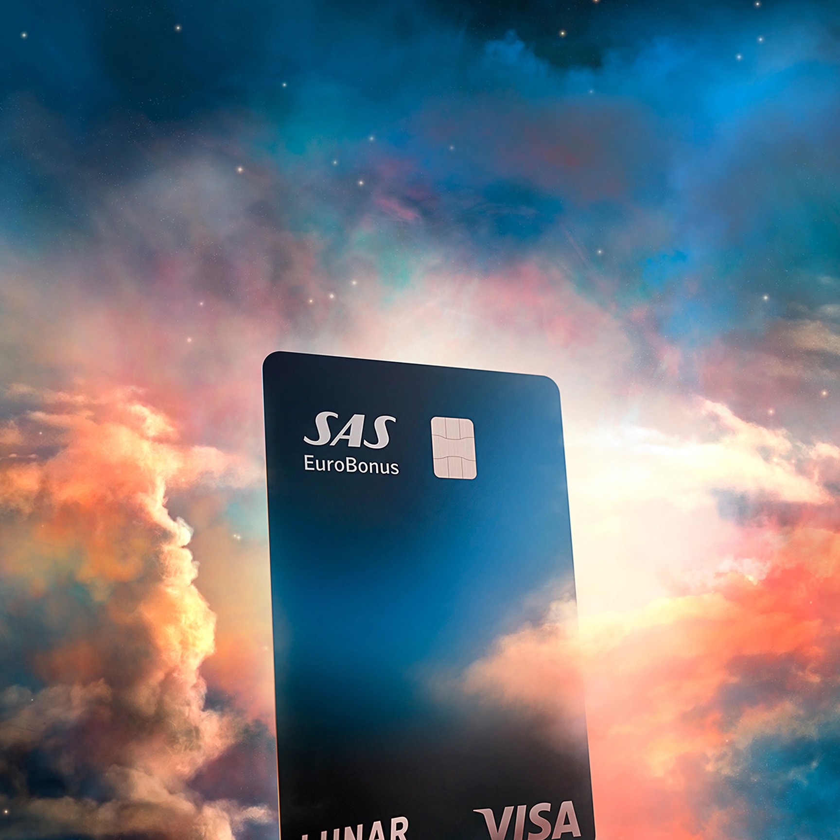 Ett Lunar SAS EuroBonus Visa-kort som svävar bland färgglada, drömlika moln under en stjärnklar natthimmel.