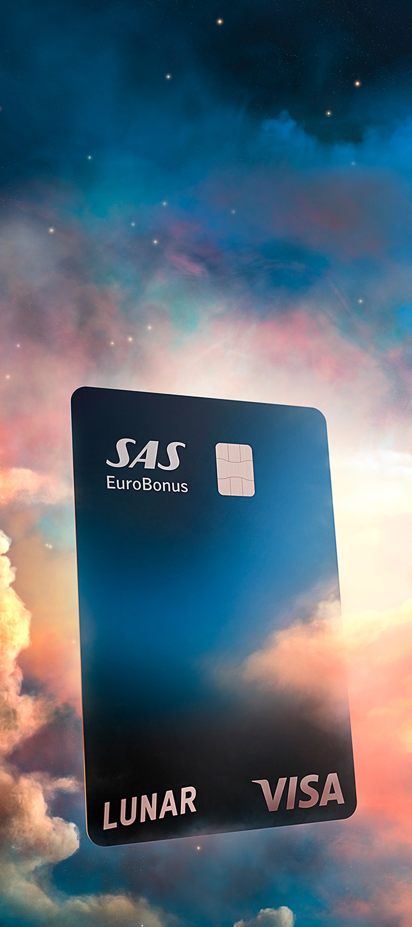 Lunar SAS EuroBonus Visa-kortet, der svæver horisontalt blandt farverige, drømmeagtige skyer under en stjernehimmel.