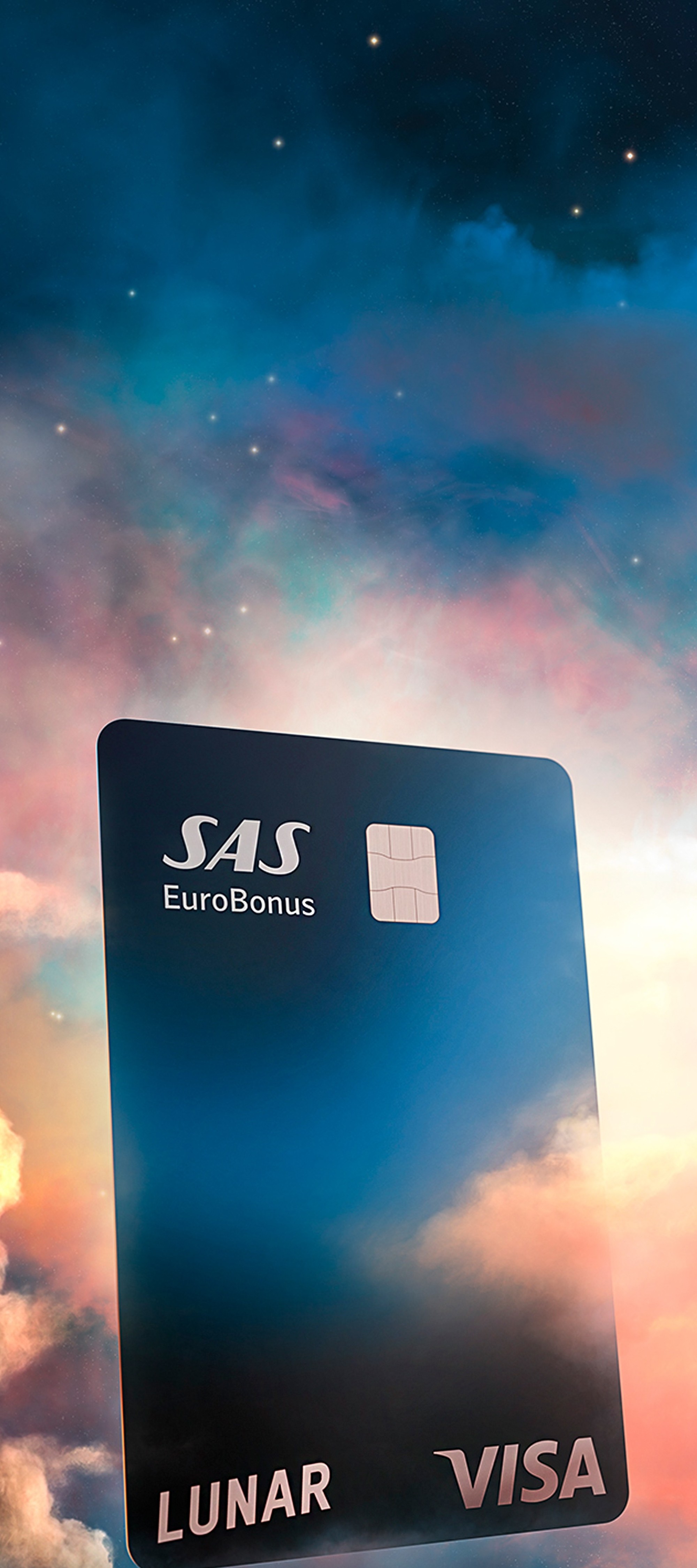 Lunar SAS EuroBonus Visa-kortet, der svæver horisontalt blandt farverige, drømmeagtige skyer under en stjernehimmel.