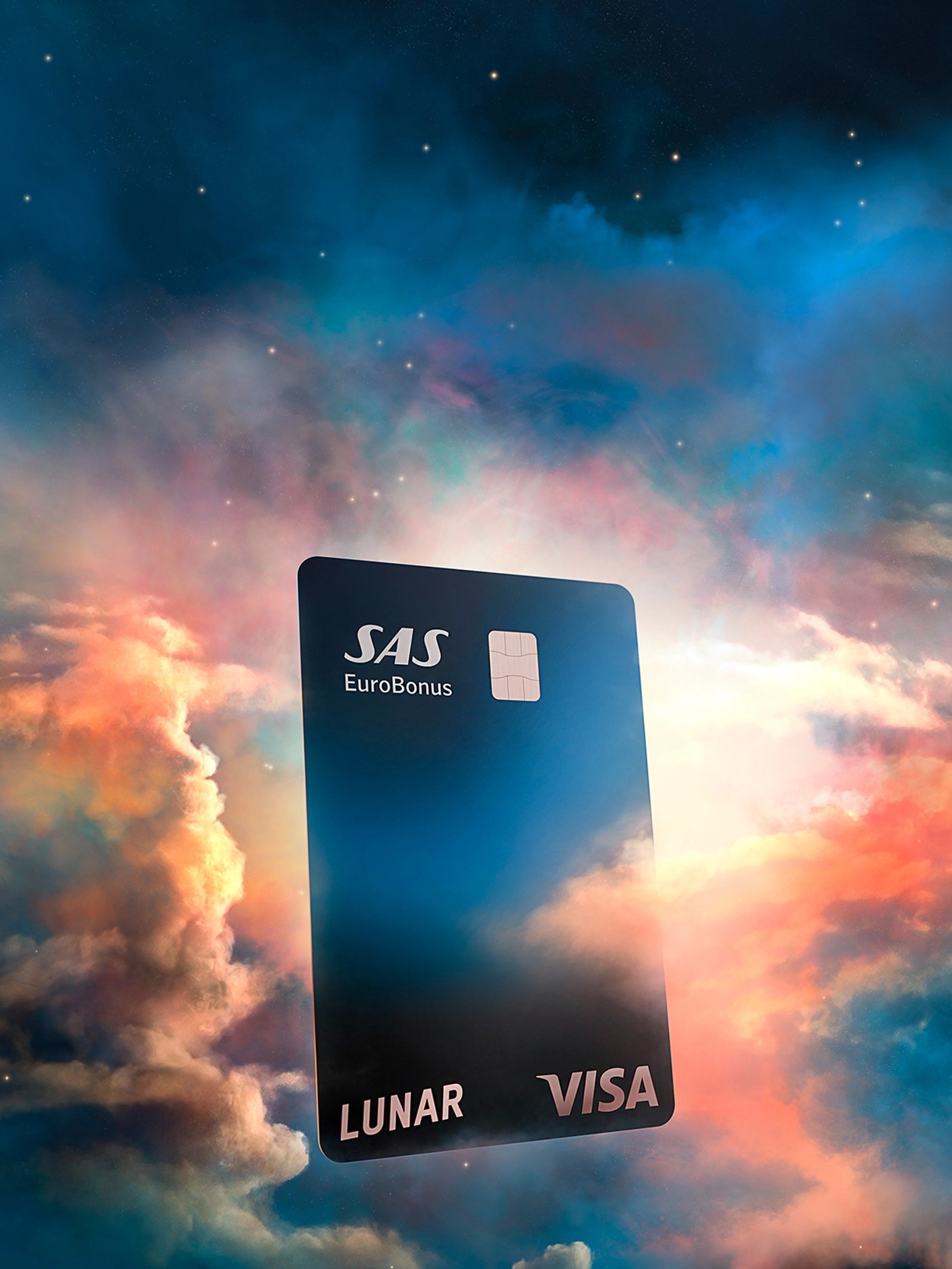 Ett Lunar SAS EuroBonus Visa-kort som svävar bland färgglada, drömlika moln under en stjärnklar natthimmel.