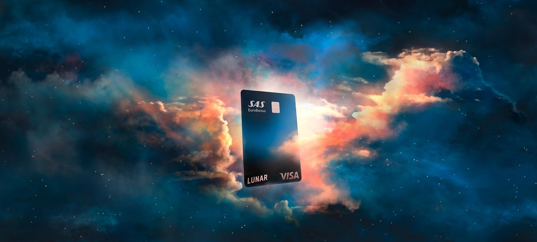 Et Lunar SAS EuroBonus Visa-kort, der svæver blandt farverige, drømmeagtige skyer under en stjerneklar nattehimmel.