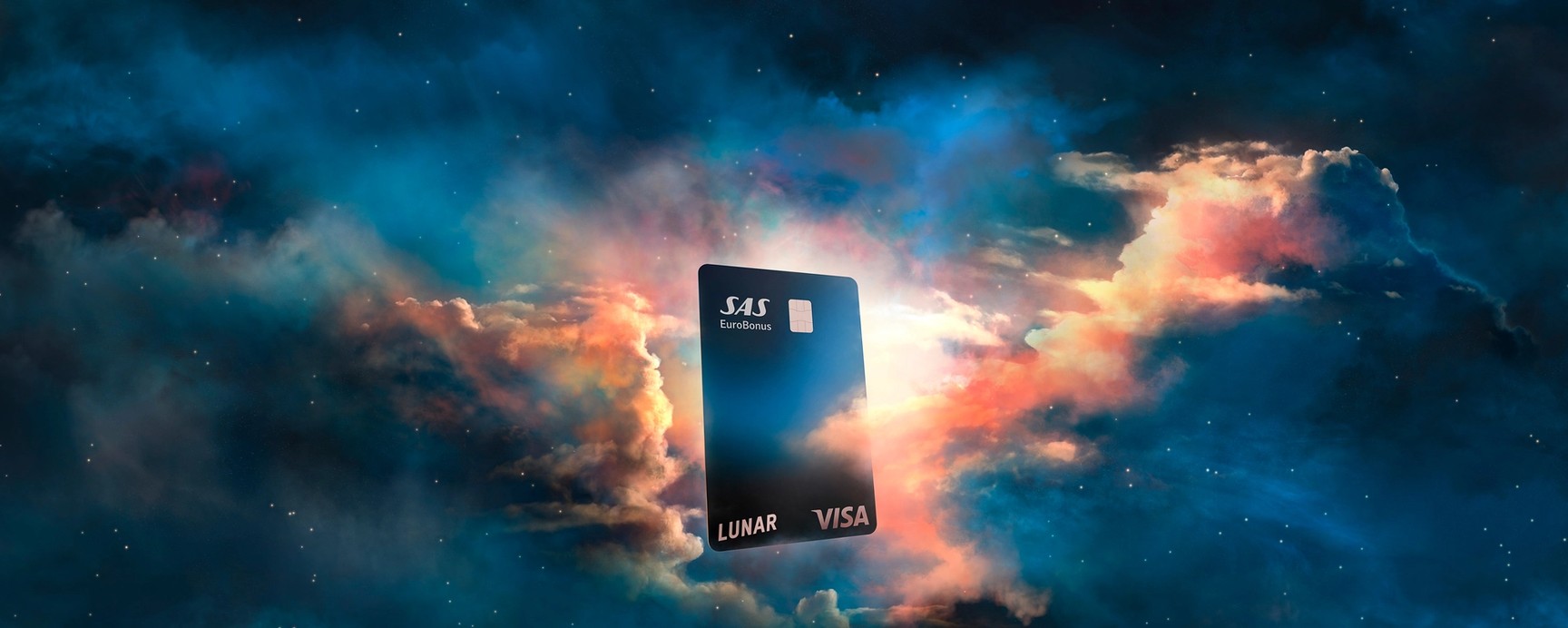 Et Lunar SAS EuroBonus Visa-kort, der svæver blandt farverige, drømmeagtige skyer under en stjerneklar nattehimmel.