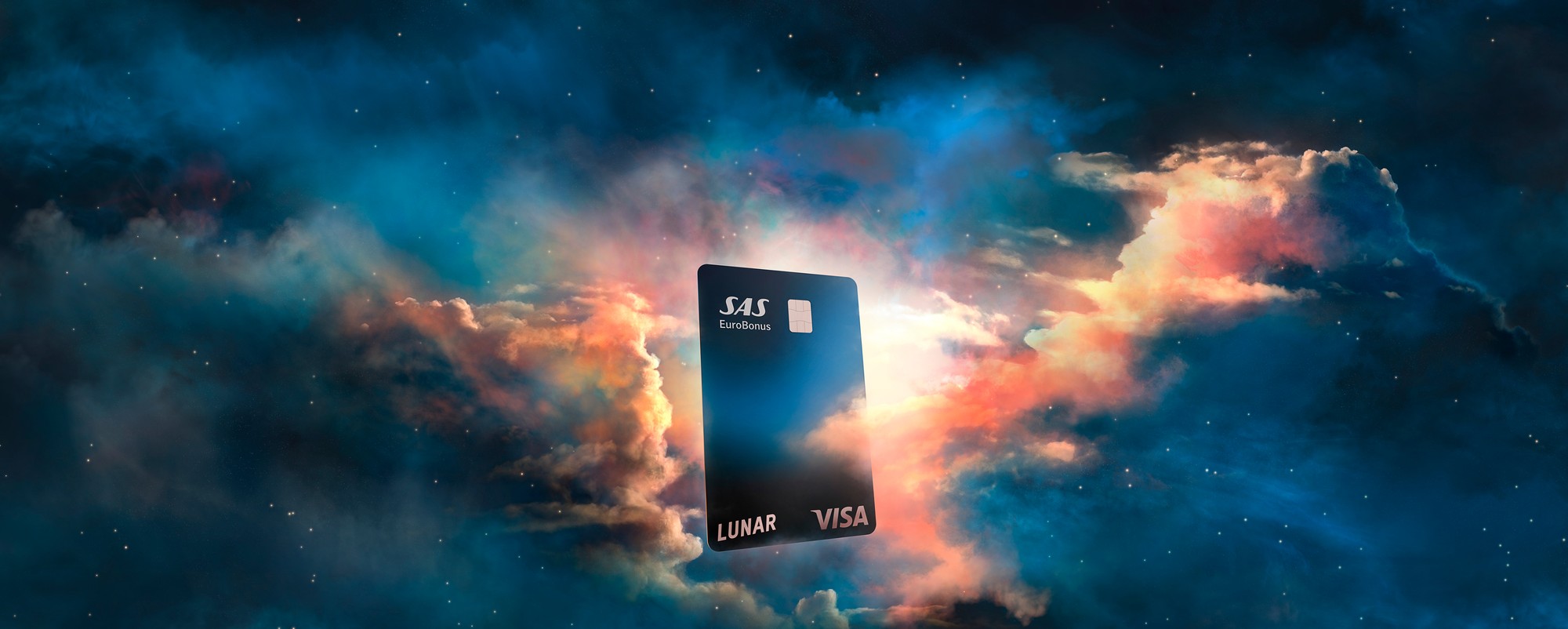 Et Lunar SAS EuroBonus Visa-kort, der svæver blandt farverige, drømmeagtige skyer under en stjerneklar nattehimmel.