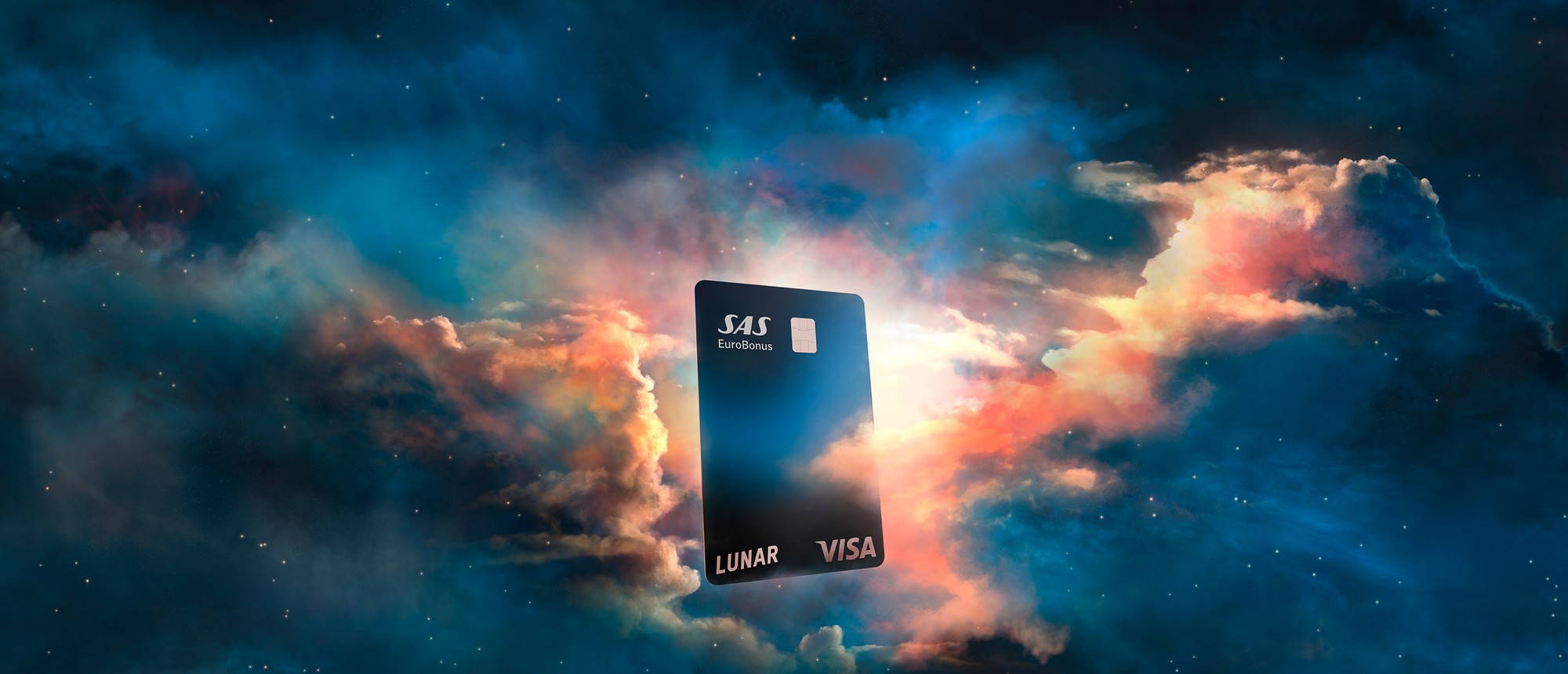 Ett Lunar SAS EuroBonus Visa-kort som svävar bland färgglada, drömlika moln under en stjärnklar natthimmel.