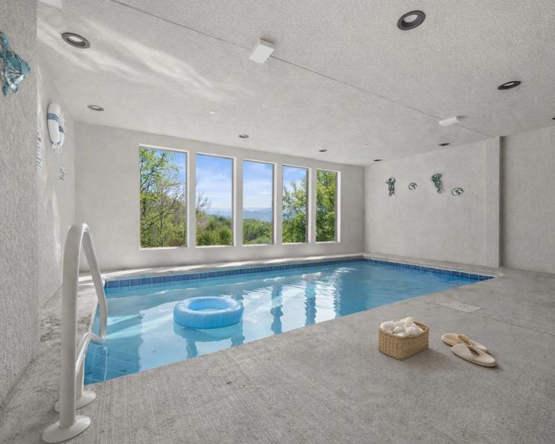 Piscine de luxe et vue montagneuse.png