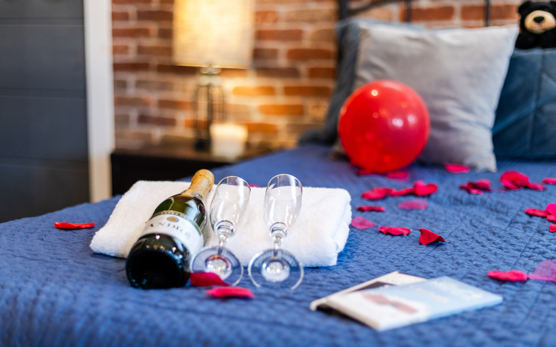 Romantic cabin with champagne and rose petals, perfect for couples’ getaways.
