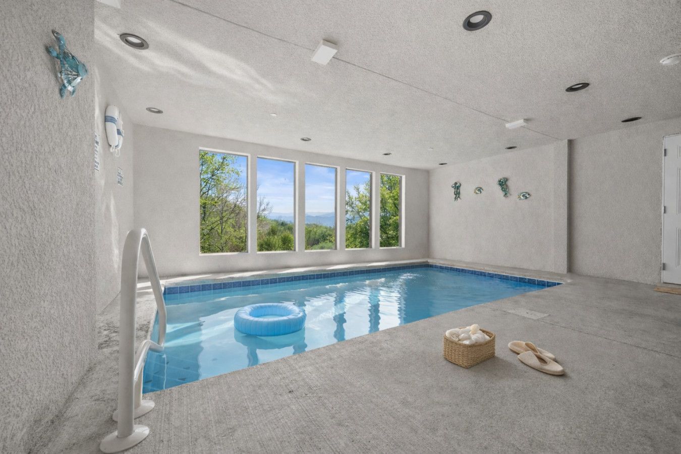 Piscine de luxe et vue montagneuse.png