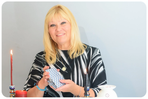 Experienced psychic offering online psychic tarot readings in Australia.