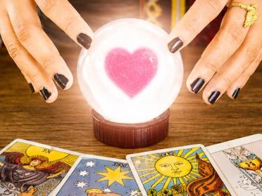 Psychic or Medium for Love? Which Reading Should You Choose?
